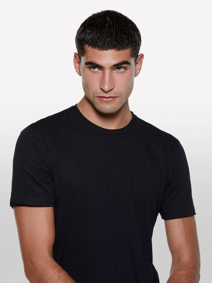 Schwarzes Slim-Fit-Kurzarm-T-Shirt - kurzärmeliges t-shirt für herren - Schwarz | Sisley image number 4